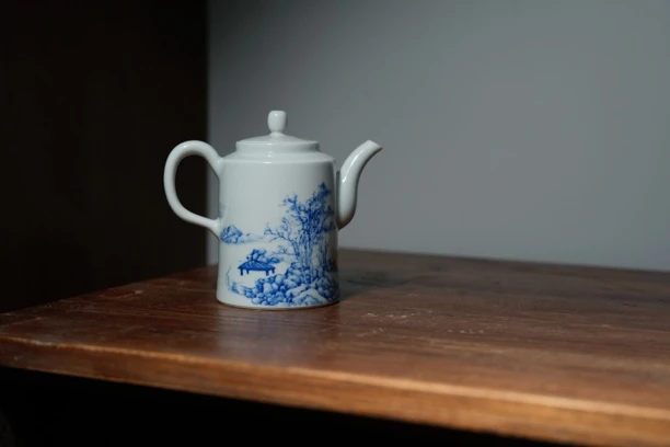 手绘青花山水茶壶