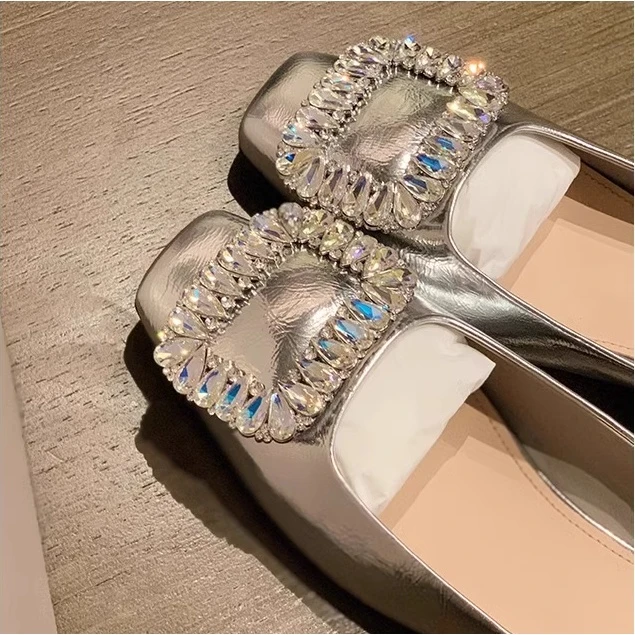 高级感法式水钻方扣银色单鞋女2024春夏新款软底浅口平底工作女鞋