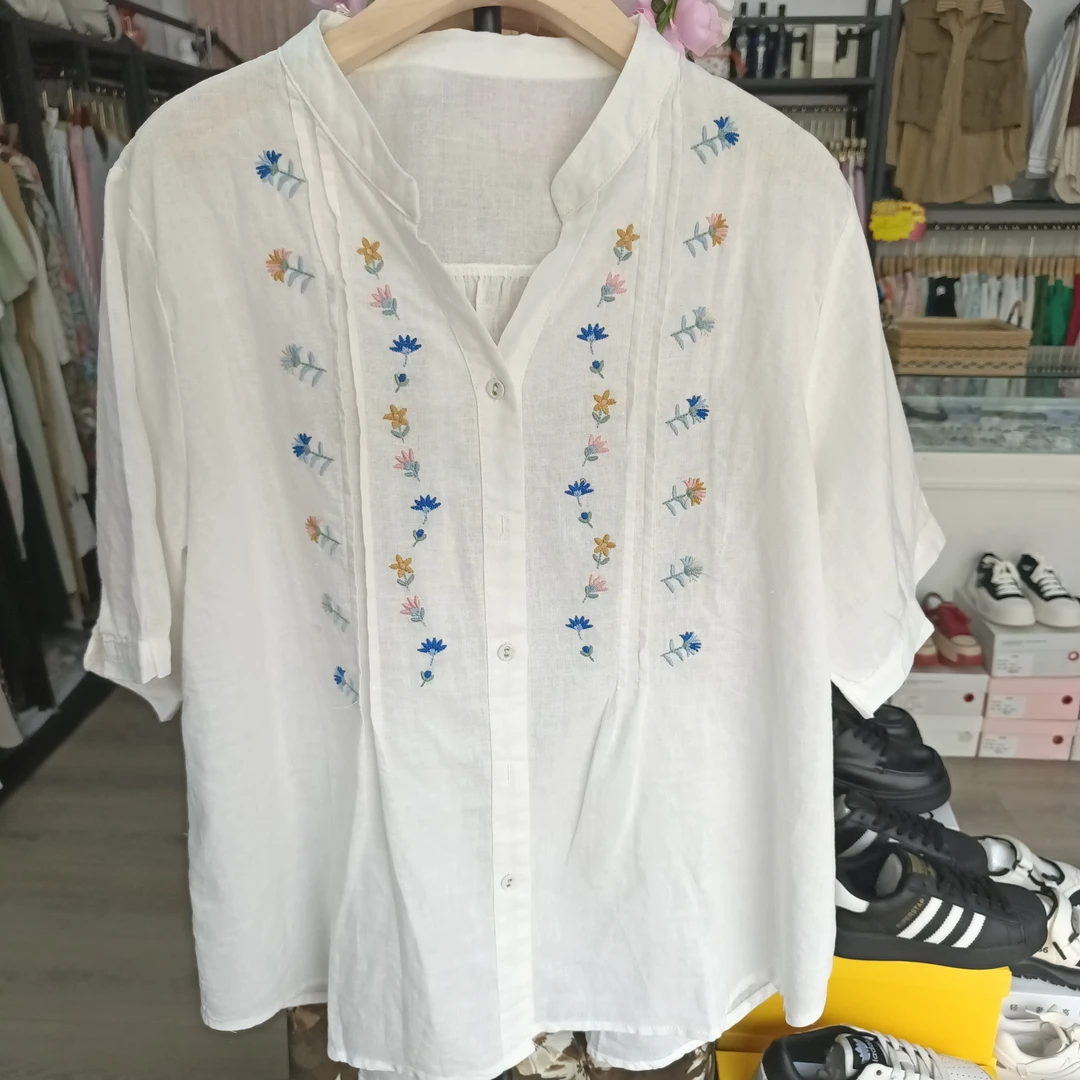 休闲时尚刺绣衬衣。