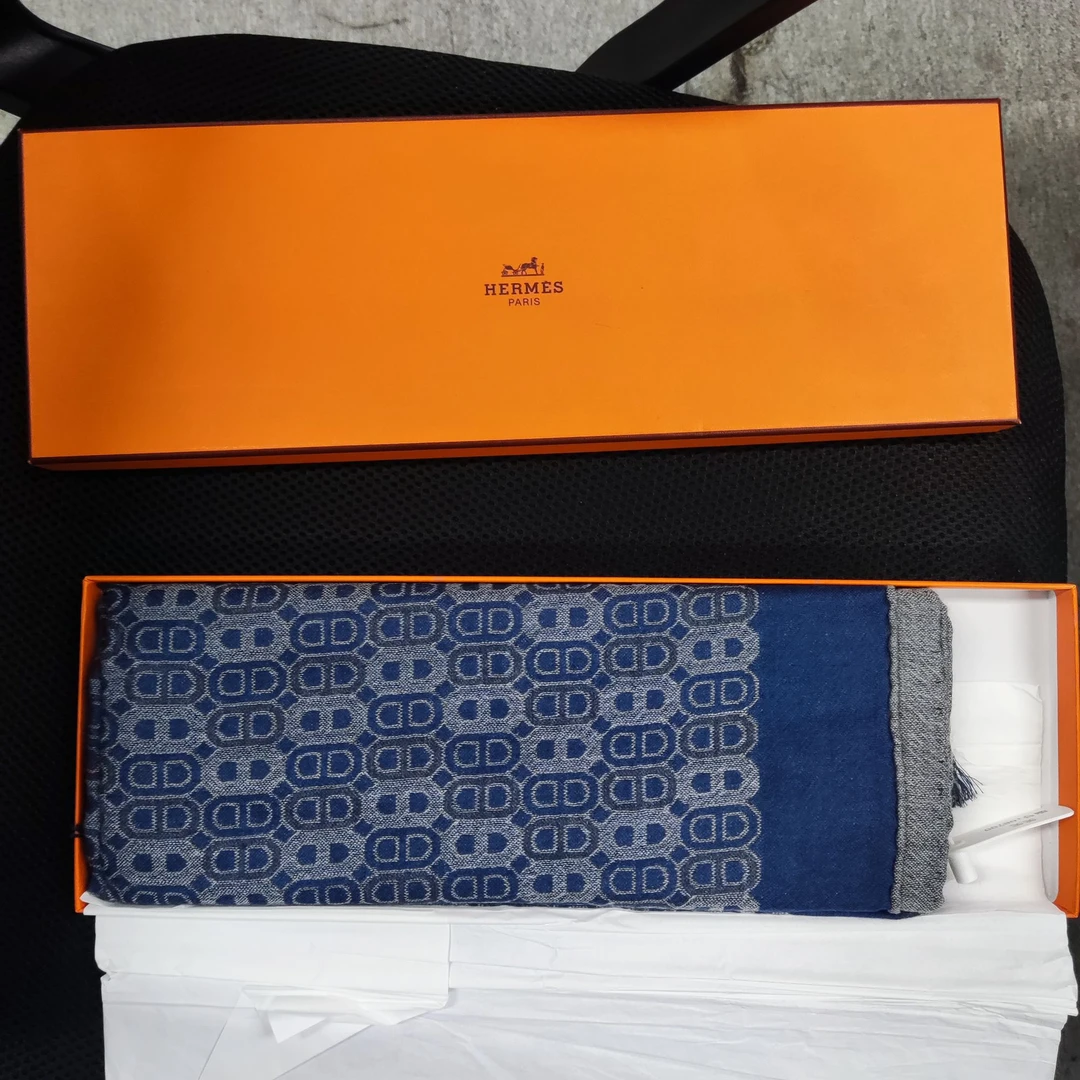 全新未使用 亿颗潮奢爱马仕 蓝色围巾     X27