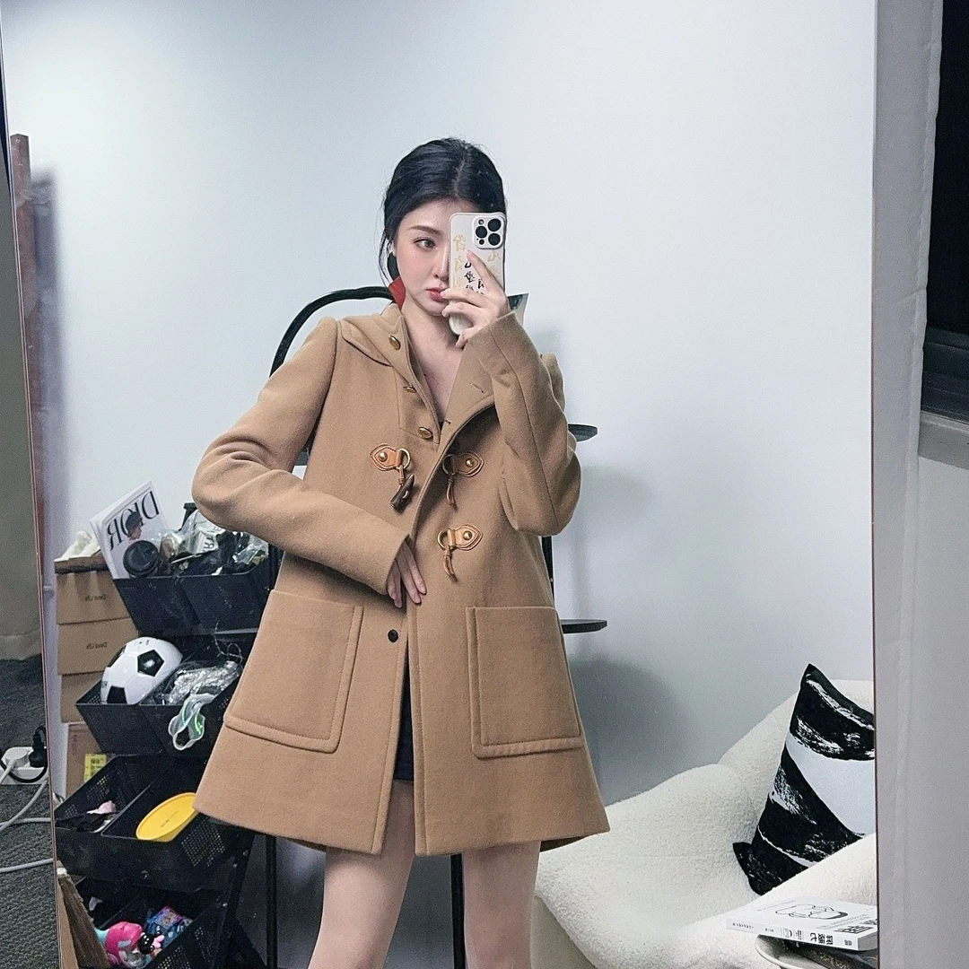 亿颗潮奢 99新 蓓蓓 缪缪短款棕色牛角单排扣毛呢连帽大衣 Y245