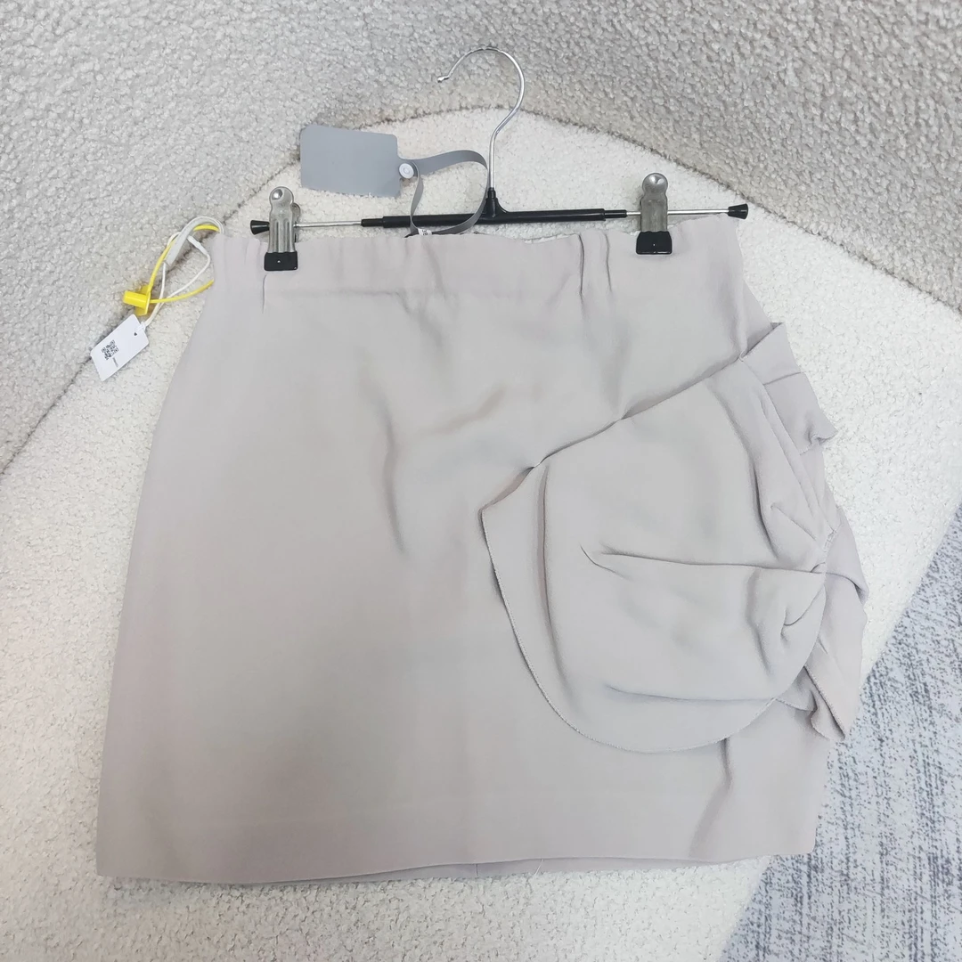 全新未使用 亿颗潮奢 丹丹 miumiu米色休闲短裙 38码 M20
