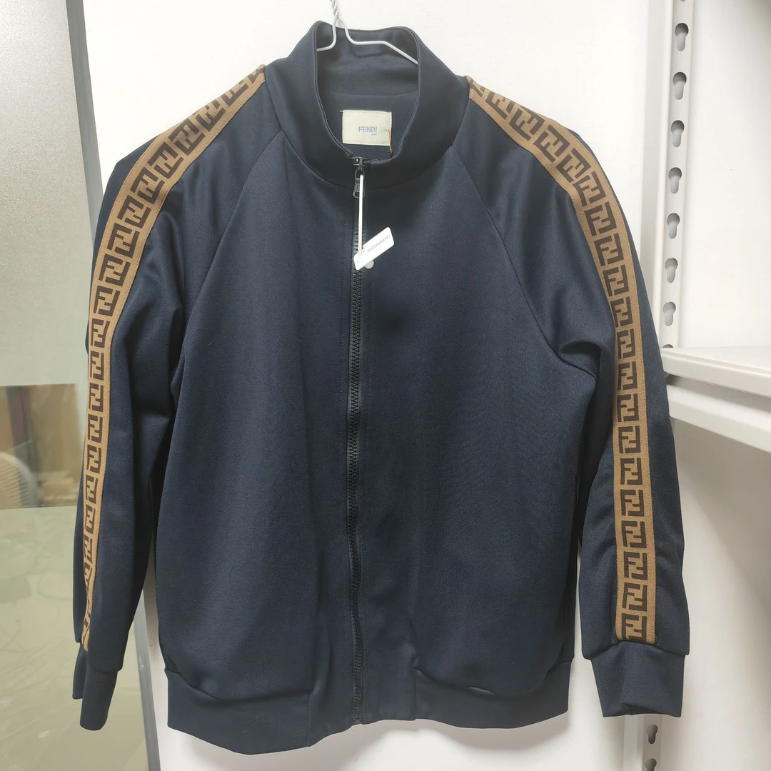 全新未使用 亿颗潮奢 芬迪 袖口条纹logo蓝色圆领外套 12+ CB132