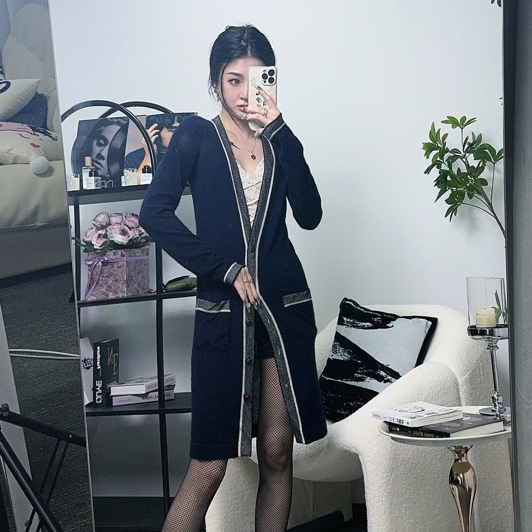 亿颗潮奢 99新 香奈儿 深蓝色撞色羊绒真丝开衫 34码 CB172