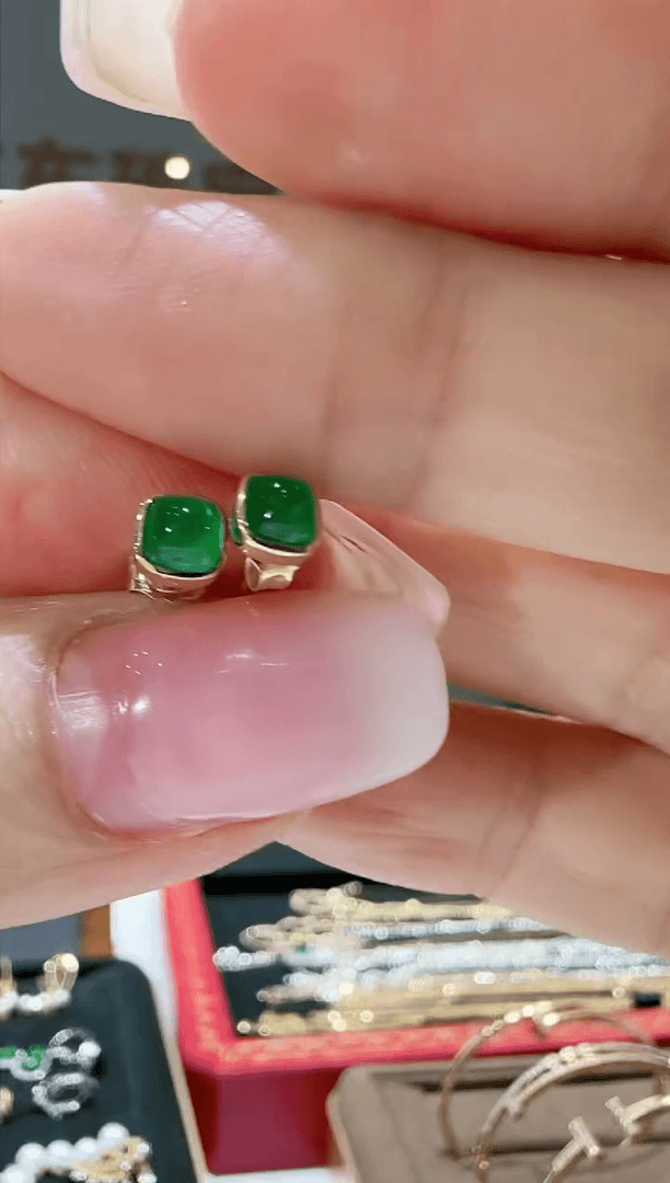 【闪购商品】祖母绿耳钉18K金镶嵌.