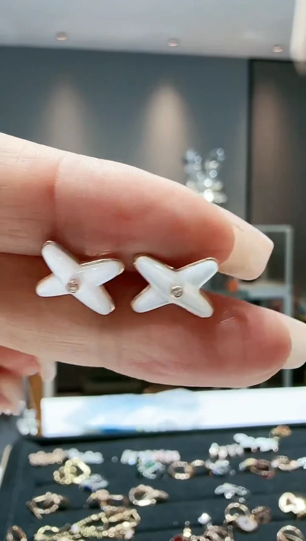 【闪购商品】贝壳（贝母）交叉耳钉18K金镶嵌.