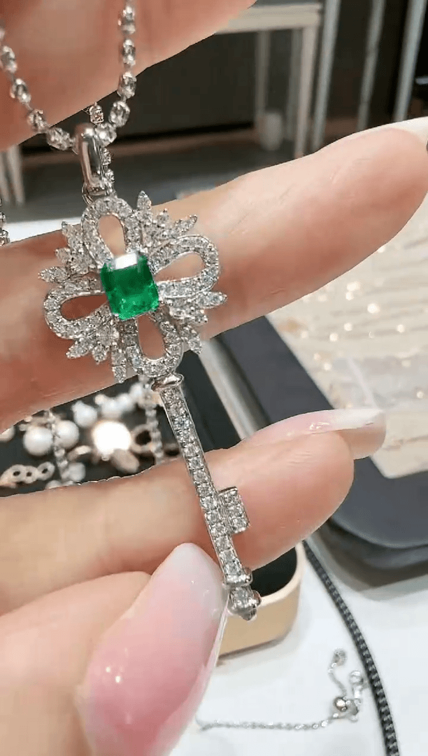 【闪购商品】祖母绿钥匙吊坠18K金镶嵌不含链子