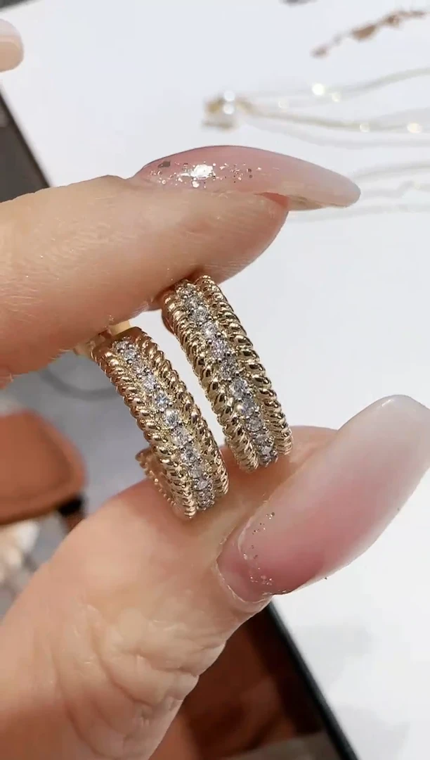 【闪购商品】钻石分色耳钉18K金镶嵌.