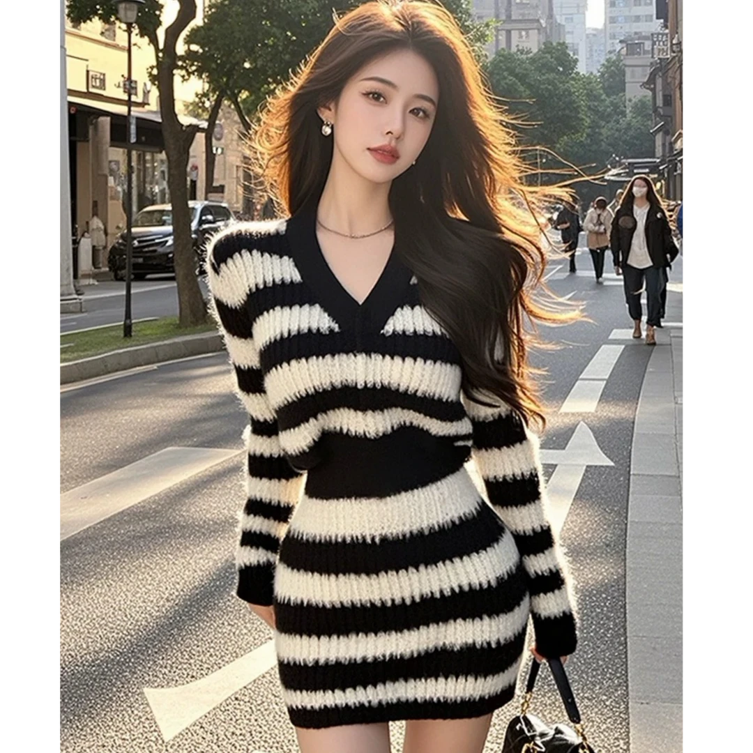 黑白撞色条纹长袖上衣女秋冬修身显瘦富家千金高级毛衣包臀裙套装