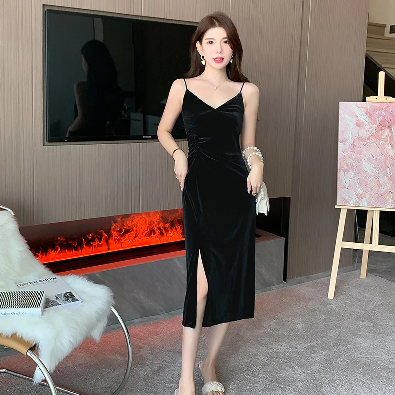 秋冬新款金丝绒吊带连衣裙显瘦气质黑色开叉褶皱韩版包臀裙中长