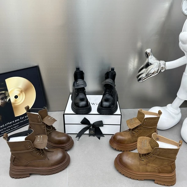 2024年夏季新款百搭做旧字母翻领系带马丁靴咖色厚底短靴机车靴女