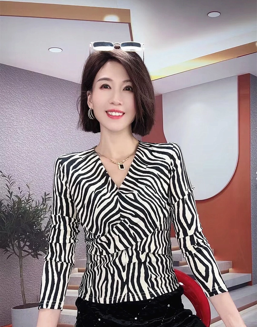 早秋季新款V领洋气内搭打底衫斑马纹长袖t恤女欧货设计感小众上衣