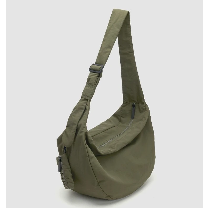 URBAN REVIVO2024冬季新款时髦挂件装饰斜挎包UAMB40171