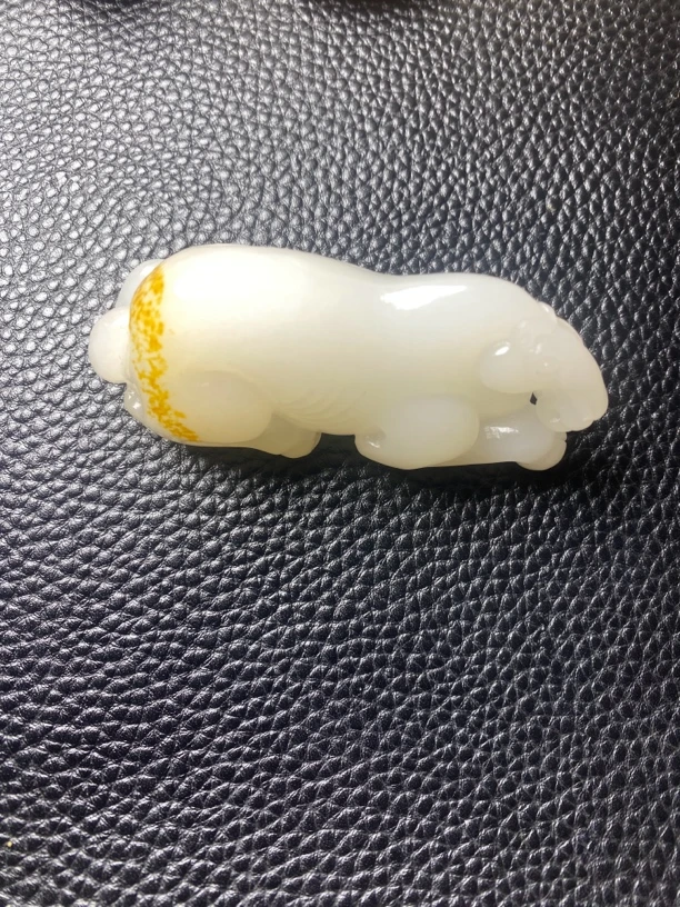 时尚潮流精品和田玉把件