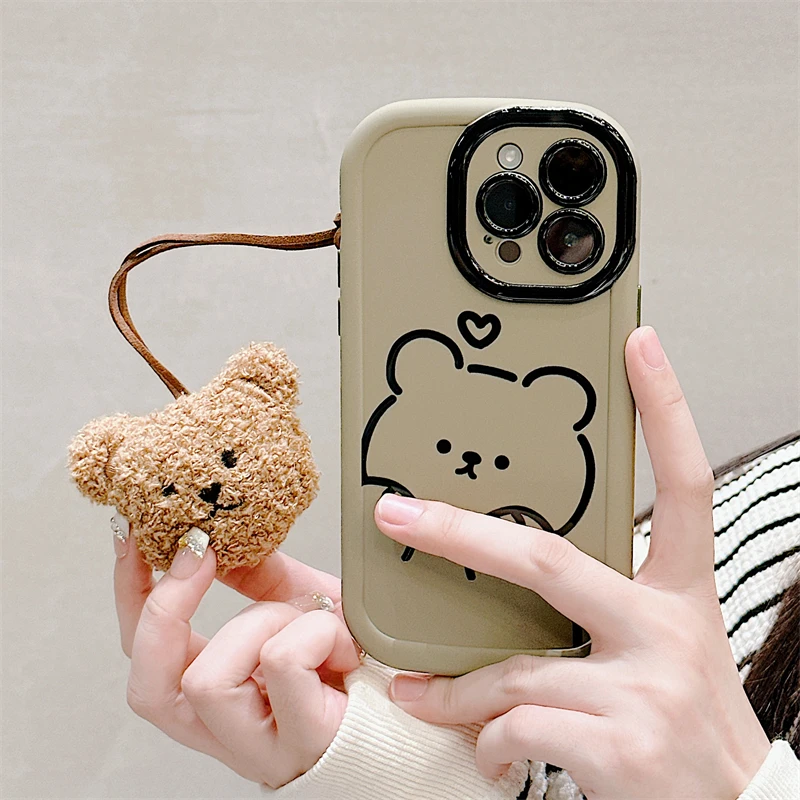 适用苹果系列iPhone15可爱线条14pro狗狗小熊挂件13p毛绒12手机壳