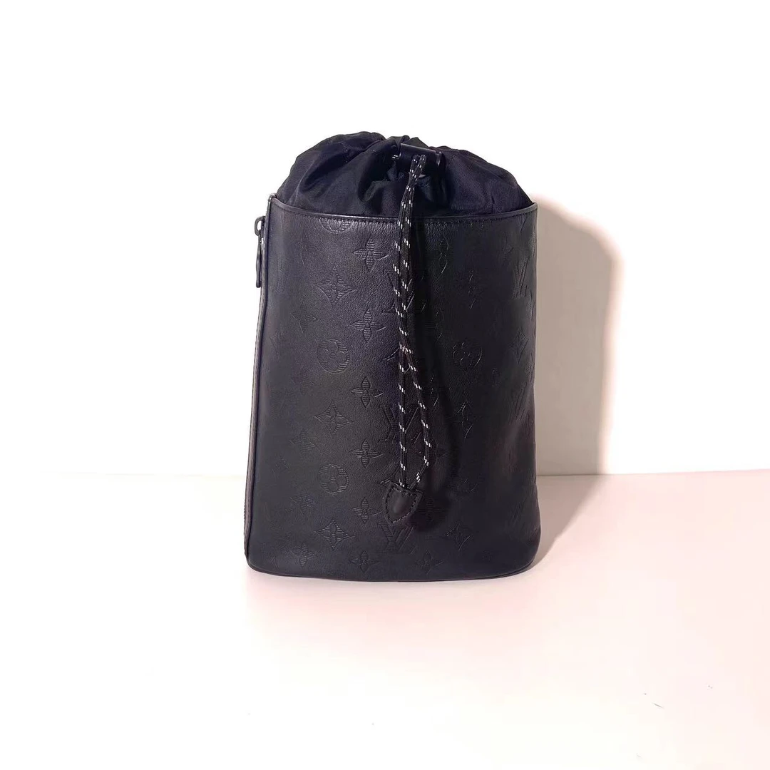 99新 LouisVuitton/路易威登 全皮老花压纹水桶包胸包/050