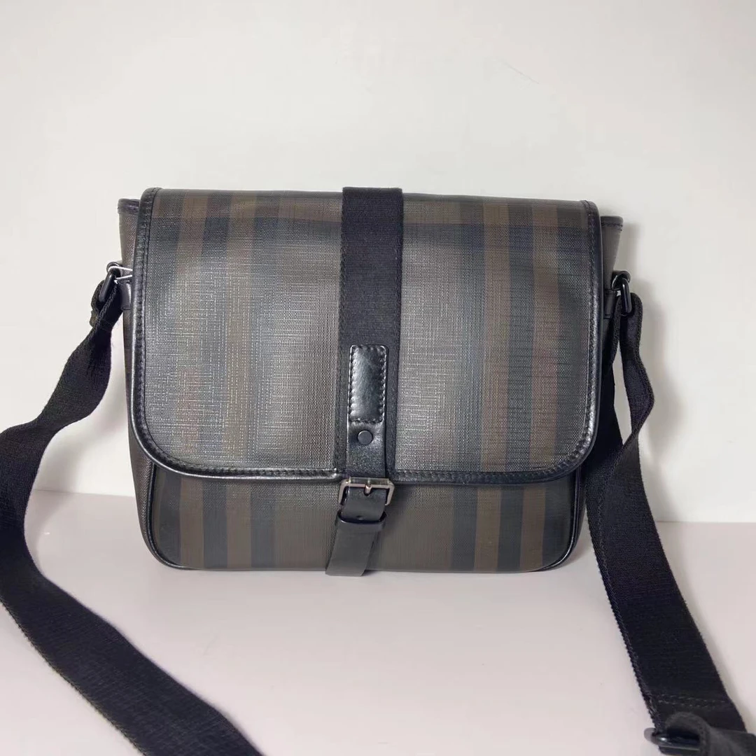 95新 BURBERRY/博柏利 经典翻盖中号斜挎包/584