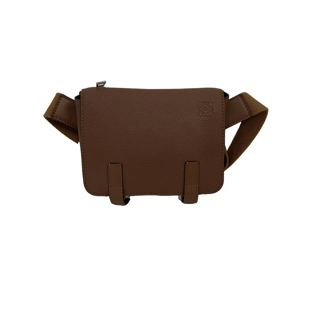 99新 LOEWE/罗意威 男士休闲时尚百搭全皮橘色胸包/228