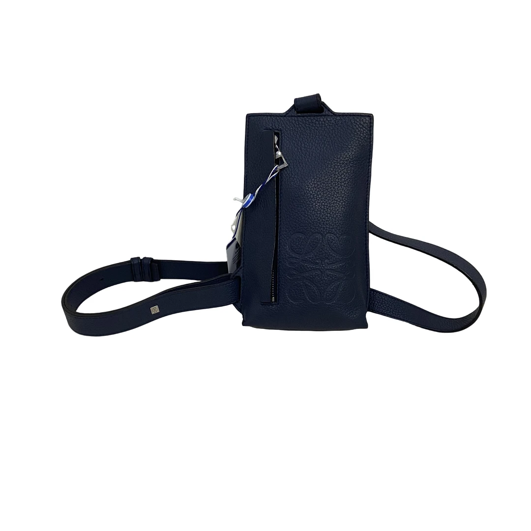 99新 LOEWE/罗意威 男士休闲时尚百搭藏蓝色全皮荔枝纹胸包/200