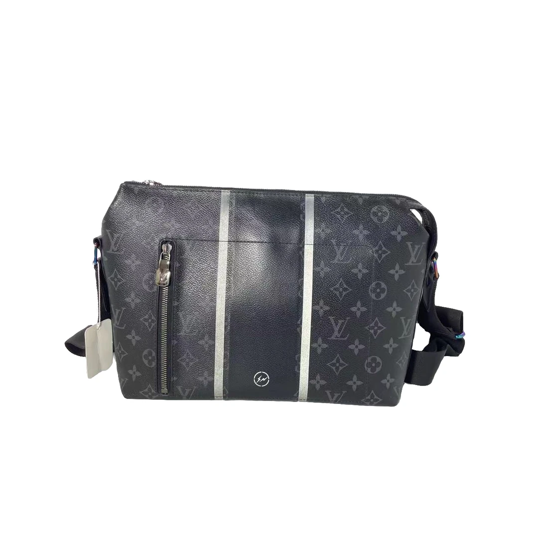 95新 LouisVuitton/路易威登 男士经典 限量款黑老花 斜挎包 /051
