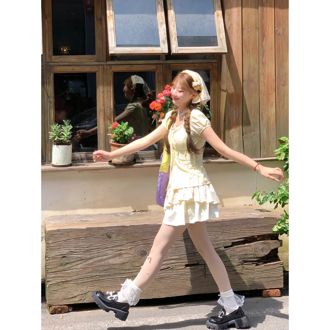 甜大王【芒果派对】泡泡袖抽褶假两件短上衣碎花双层蛋糕裙浅黄套装