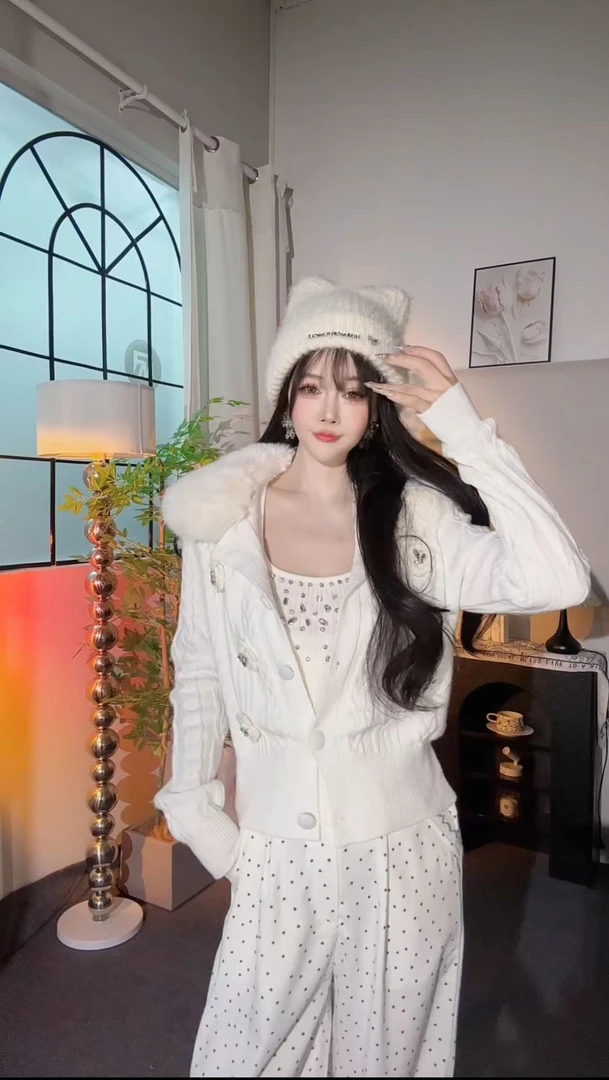 【崔】蓝海呓语 白色毛领麻花小花毛衣开衫重工钻扣设计243615