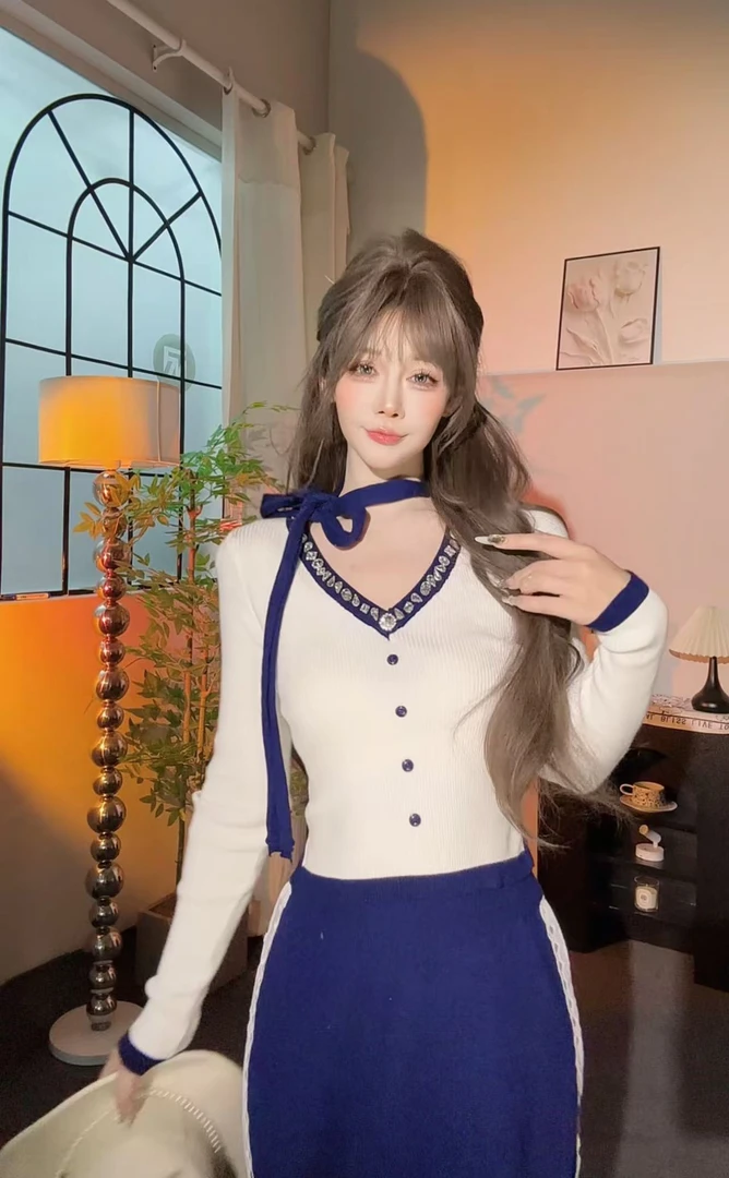 【崔】海澜月 设计感挂脖飘带针织衫上衣女V领修身打底毛衣243558