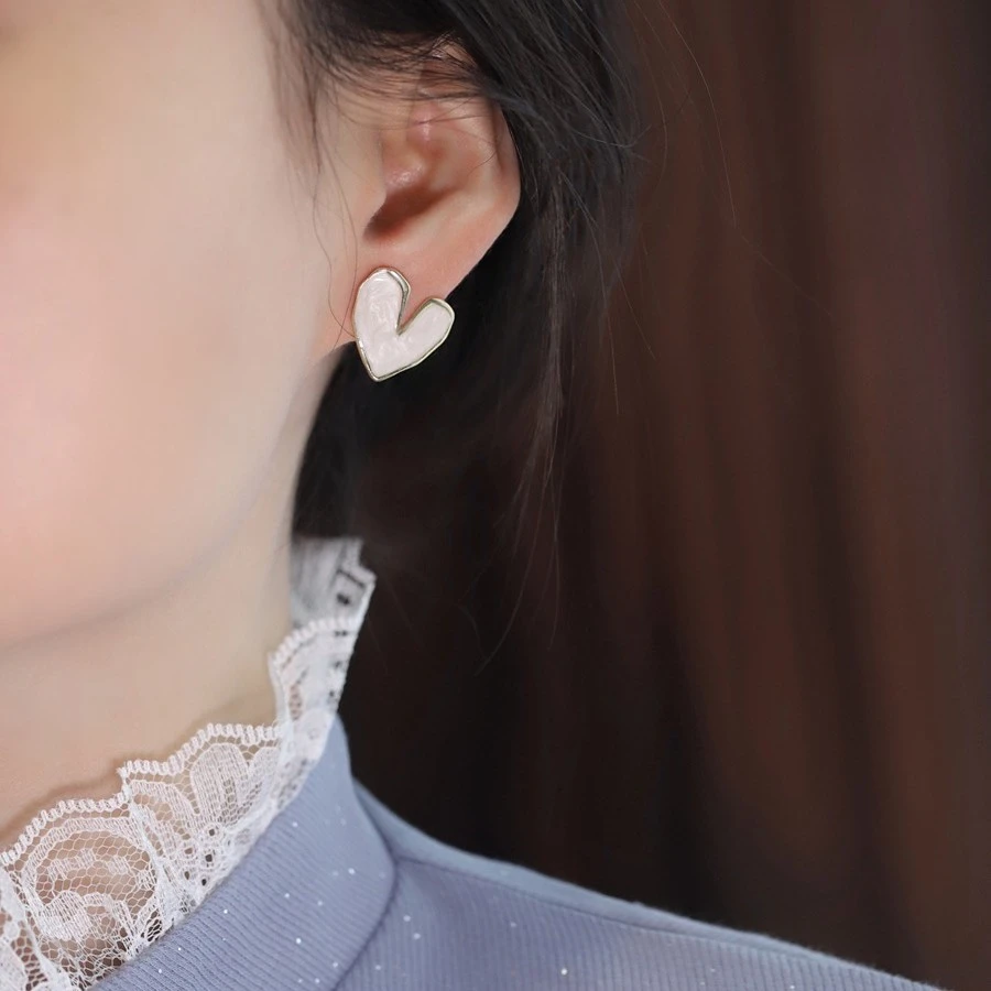 铜合金耳饰 法式复古手作白色滴釉爱心耳钉高级冷性风耳饰E112