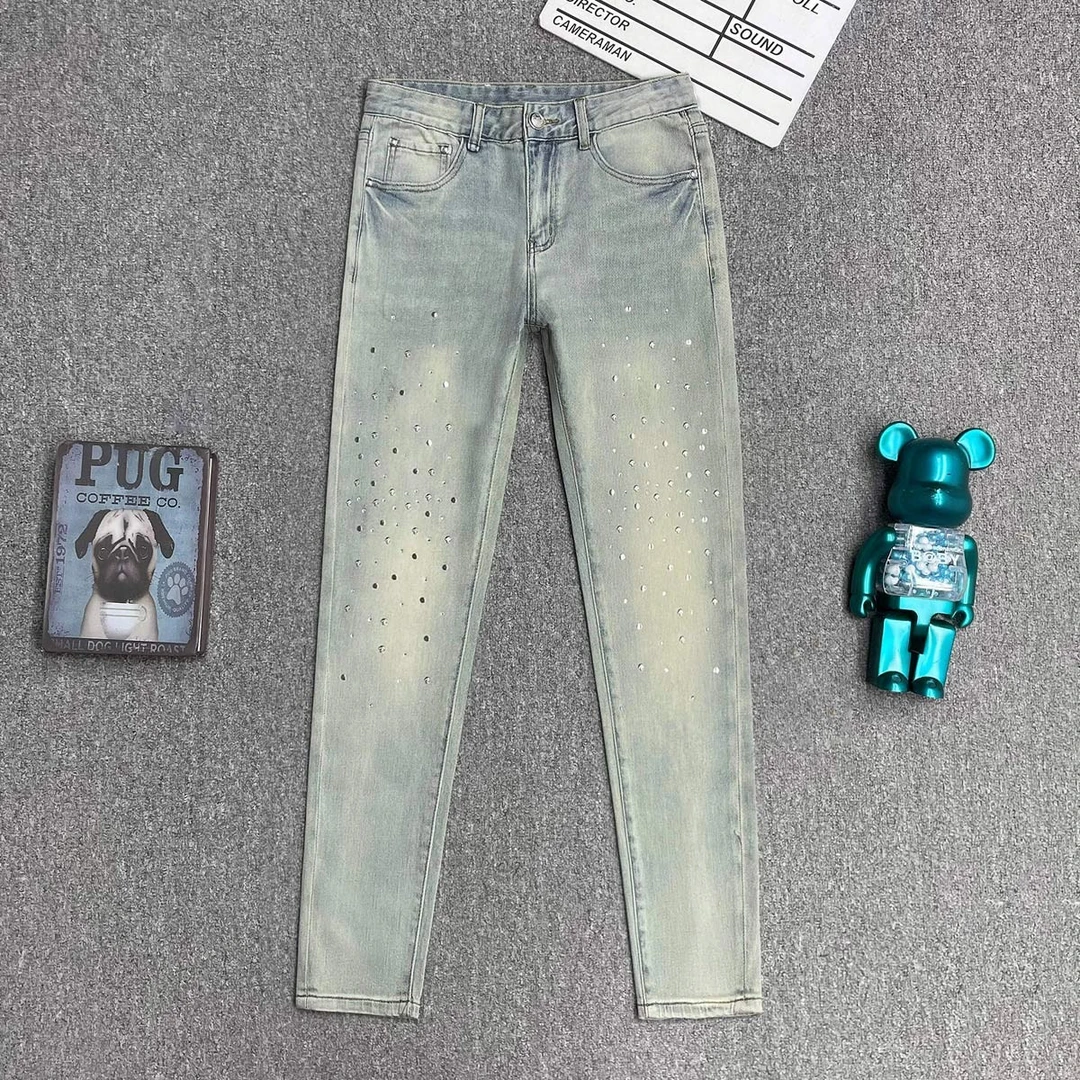 2025年四季款时尚男士牛仔裤百搭水洗浅蓝色烫钻微弹做旧修身长裤