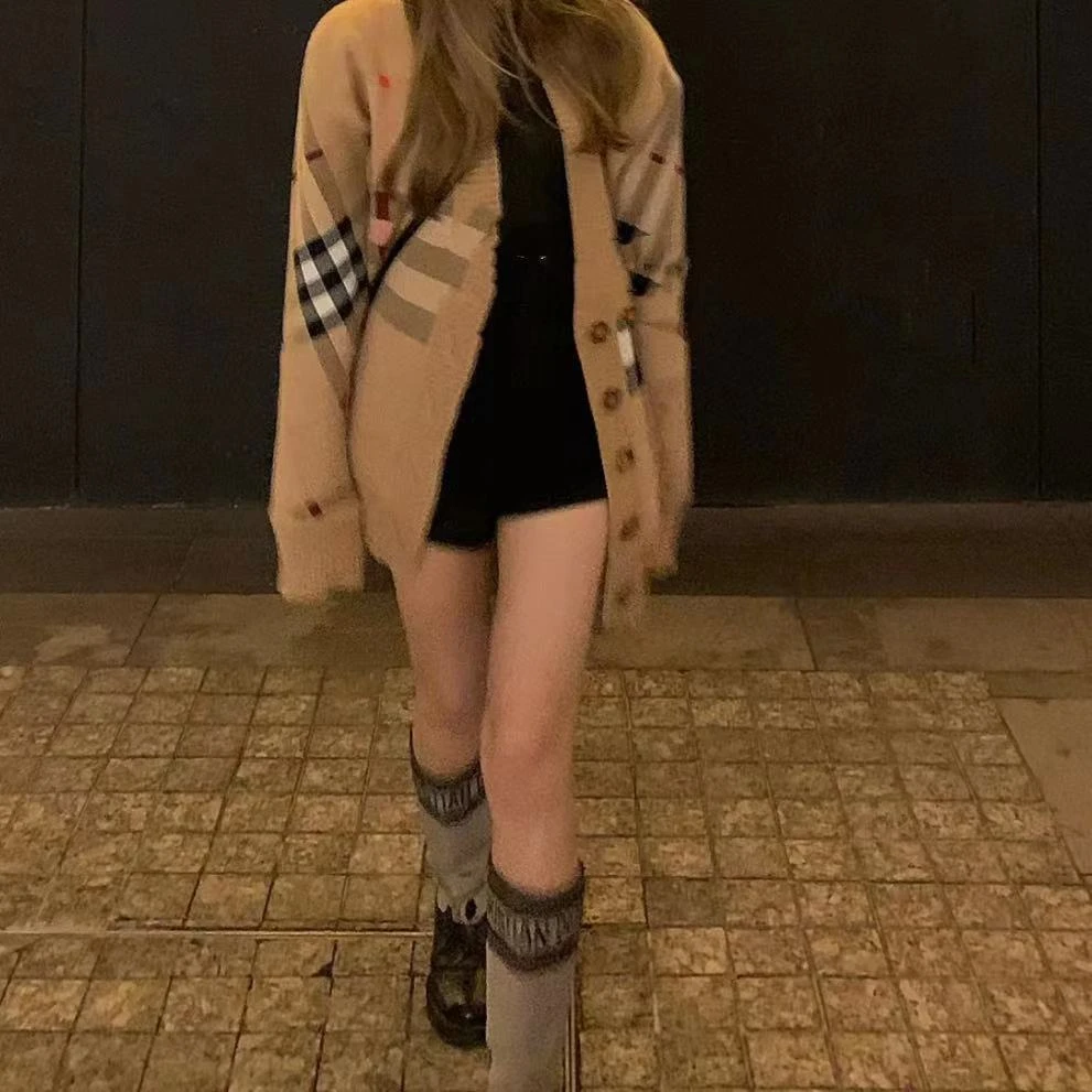 徐秋阳  学院风开衫 格子拼接复古针织毛衣外套8827