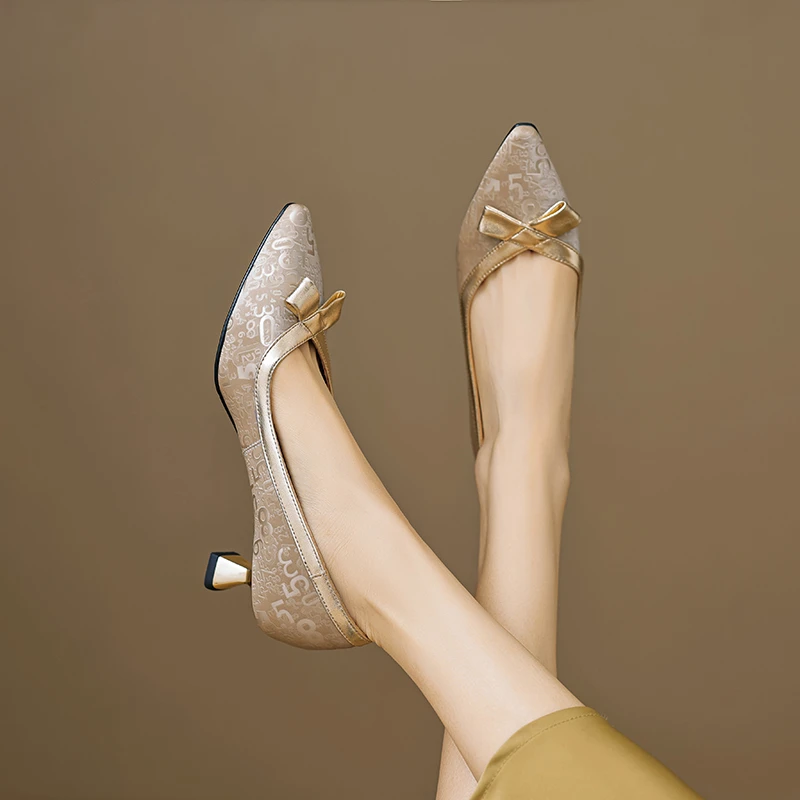 牛皮/跟高5CM/2024新款秋季真皮中跟尖头软面猫跟国风百搭单鞋女