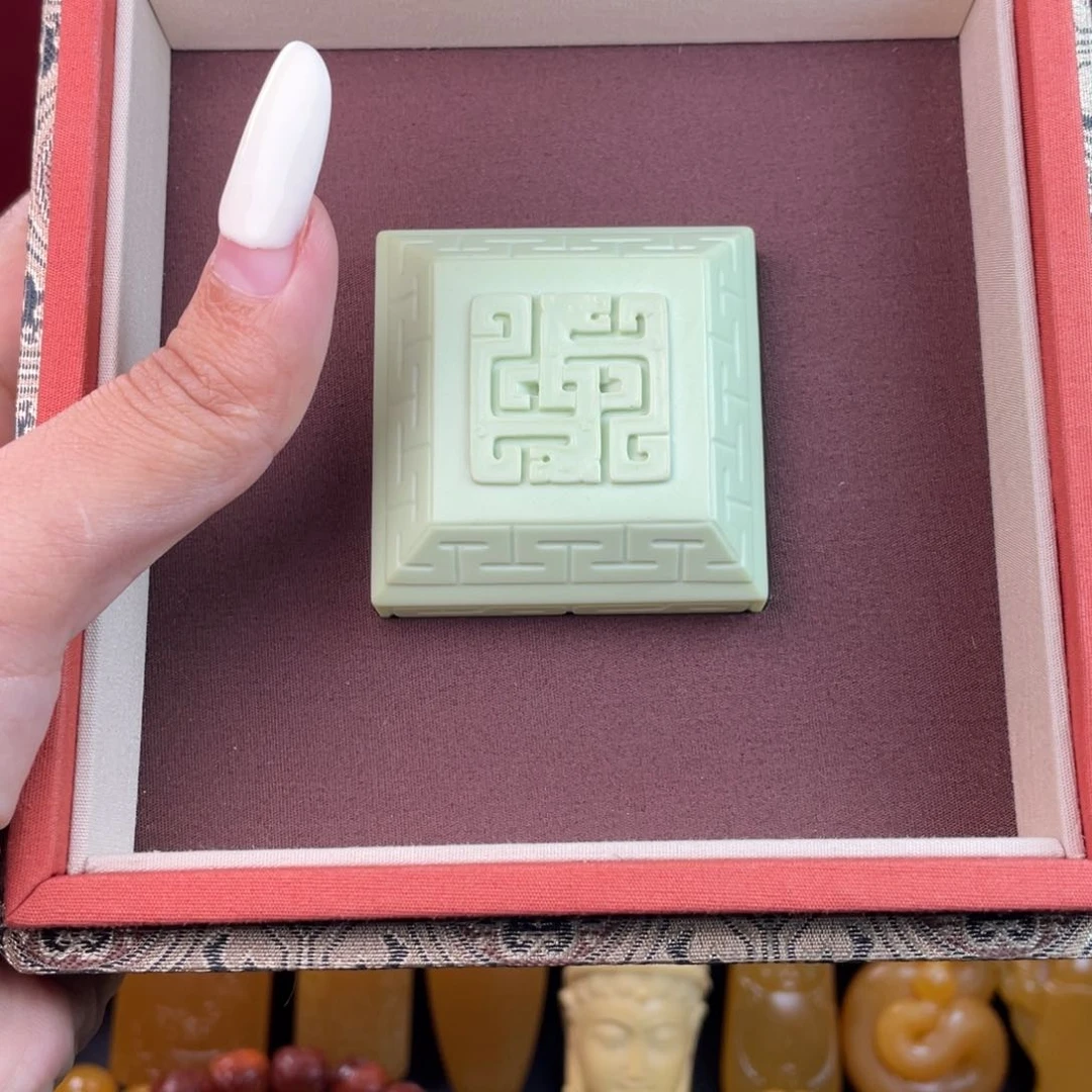 石英质玉（缅黄）颈饰未镶嵌亿*