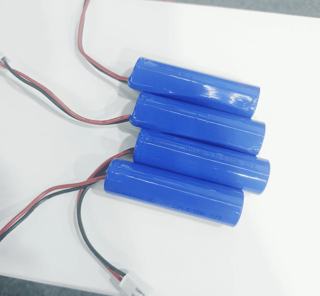 到手4节18650电池➕充电器
