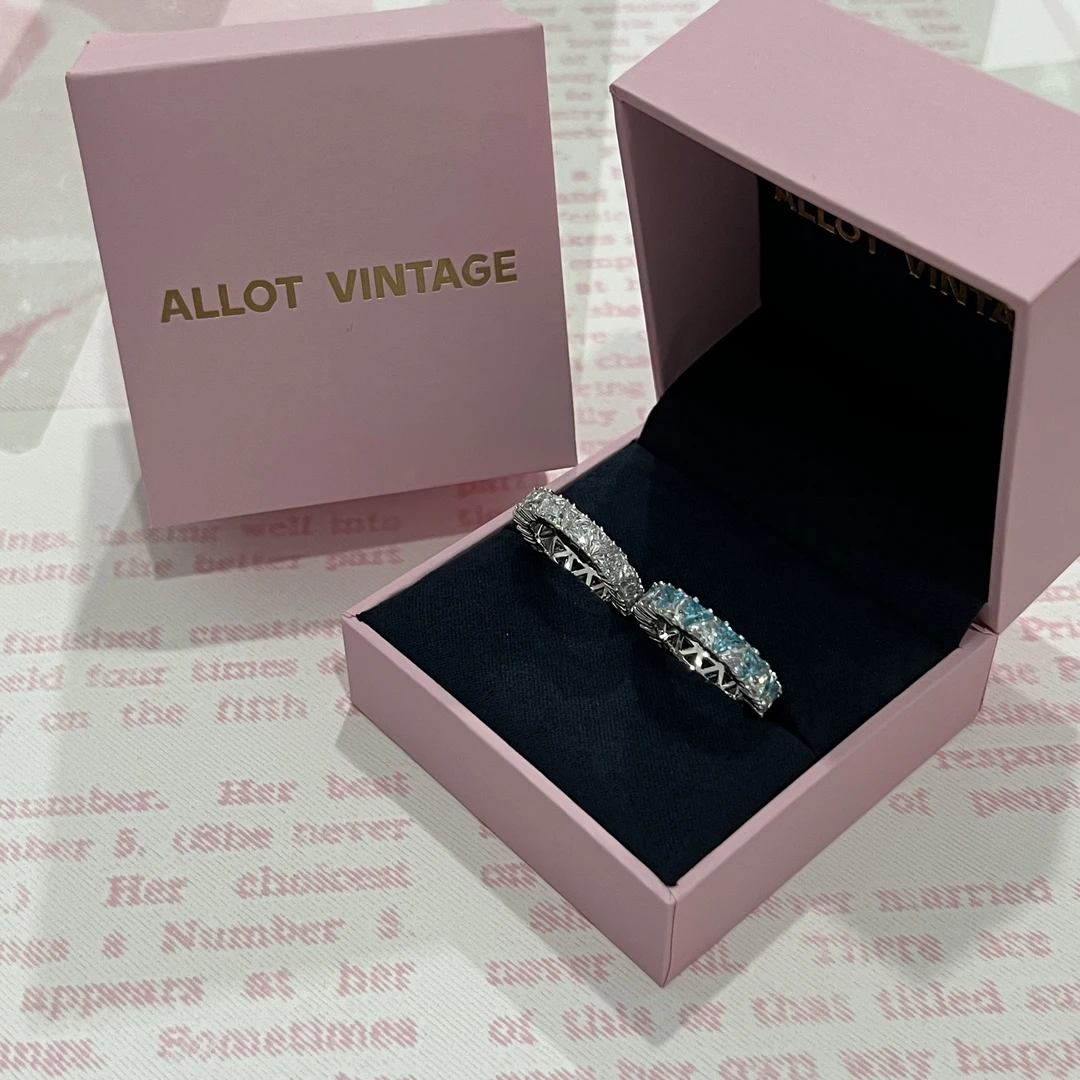 925银合成锆石戒指 blingbling蓝白三角形排戒 全白三角形排戒