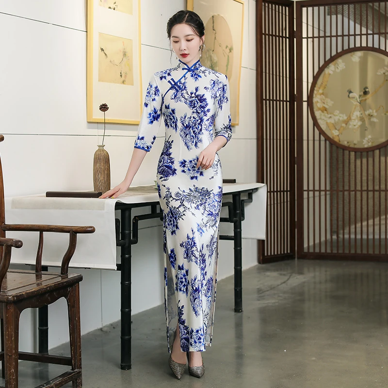 青花瓷旗袍秋装2025年新款长袖高端走秀演出服长款中袖改良连衣裙