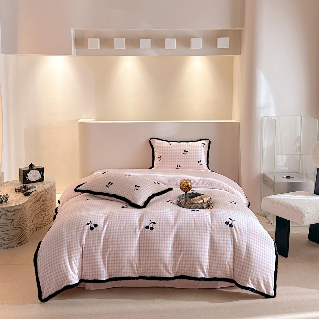 自在家丨黑粉  少女心粉格樱桃刺绣加厚被套保暖床单牛奶绒四件套