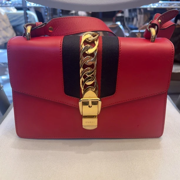 95新 GUCCI/古驰 GUCCI 古驰红色百搭款塞尔维亚中号