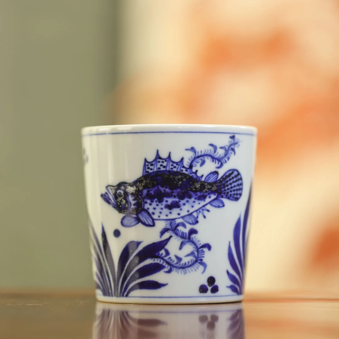 小桥-仿元青花鱼藻高直筒杯-手工陶瓷有差异