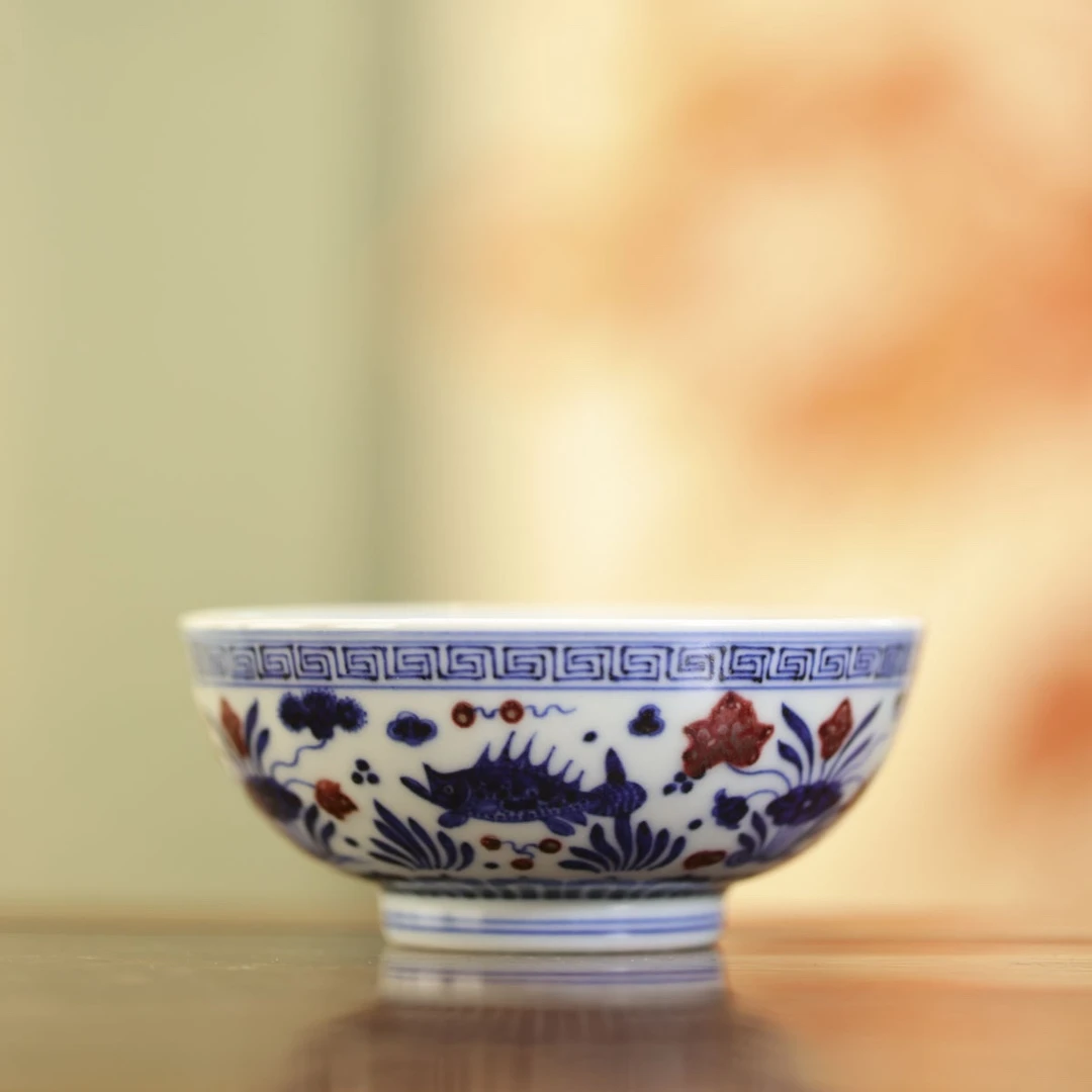 春风祥玉-青花釉里红鱼藻纹小扁碗-手工陶瓷有差异