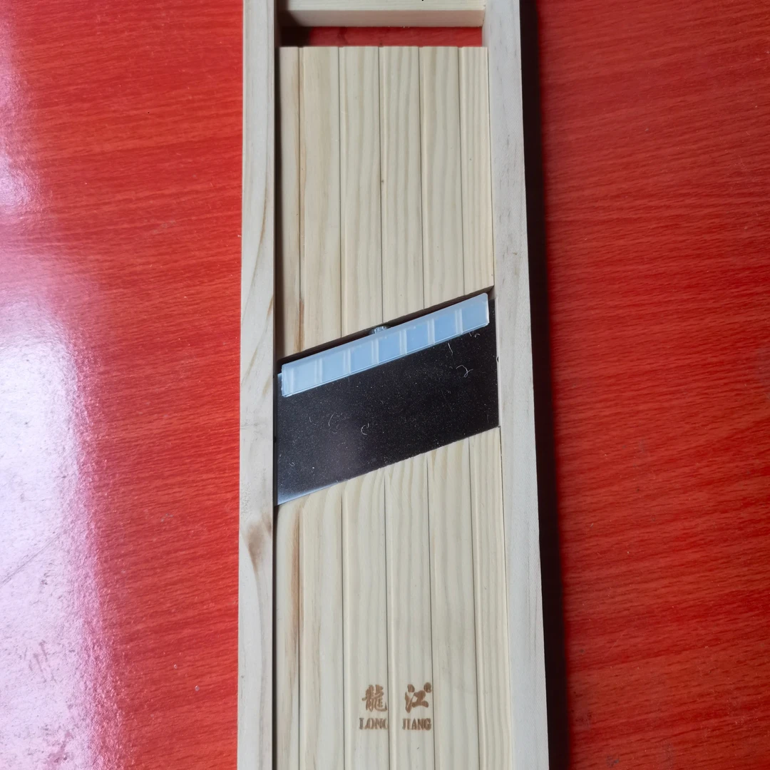 木擦子，用木头和不锈钢刀片制做，结实耐用可条结大小。