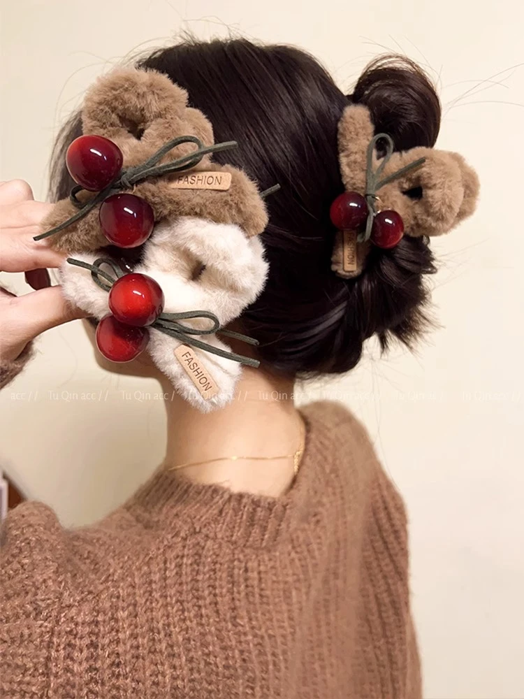 发量少可抓~秋冬毛绒樱桃抓夹甜美高端气质鲨鱼发夹子头饰女新款