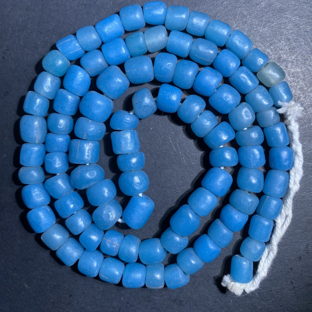 浅蓝色桶珠琉璃项链