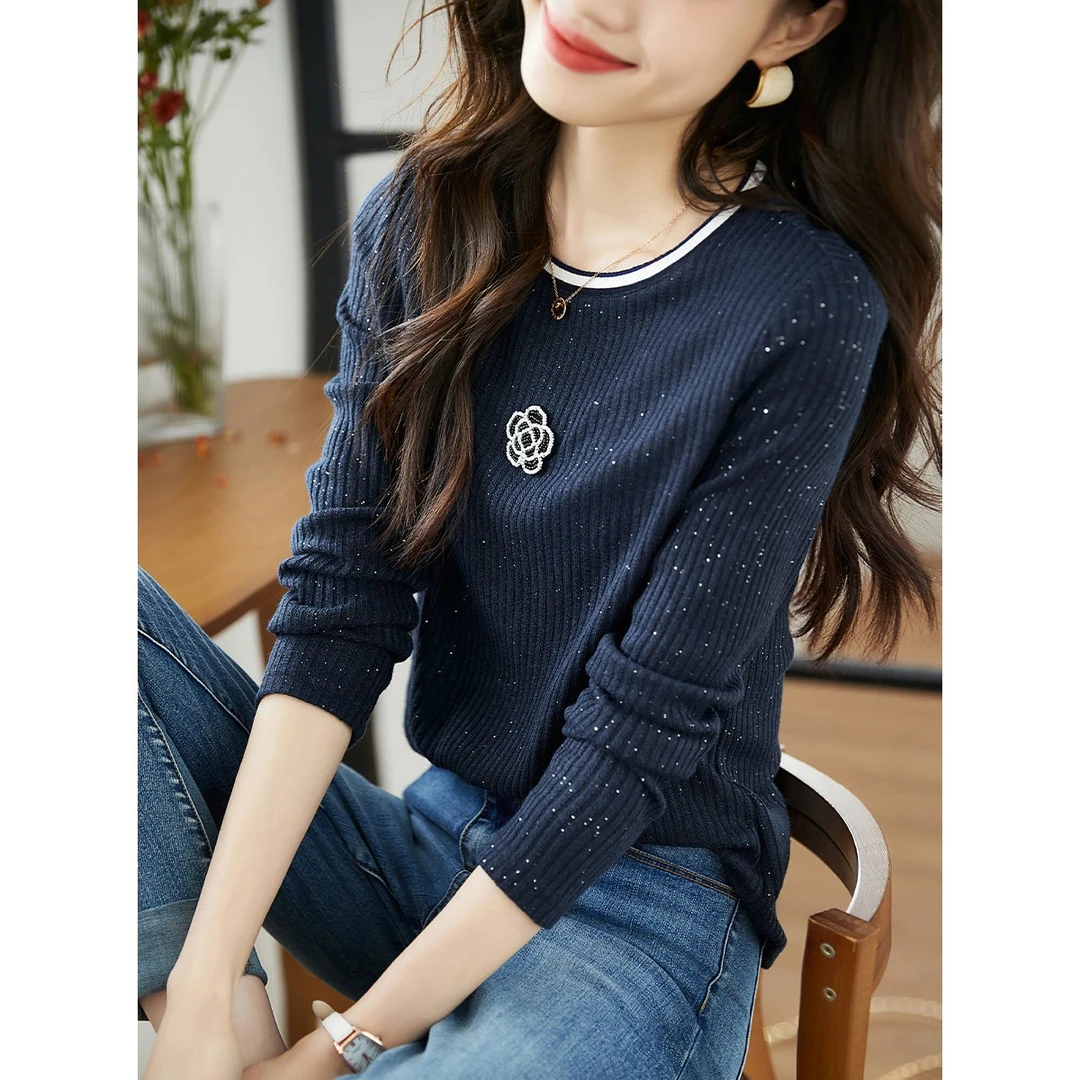 沫晗依美2025秋款山茶花亮丝显瘦圆领长袖亲肤弹力肌理感T恤A066