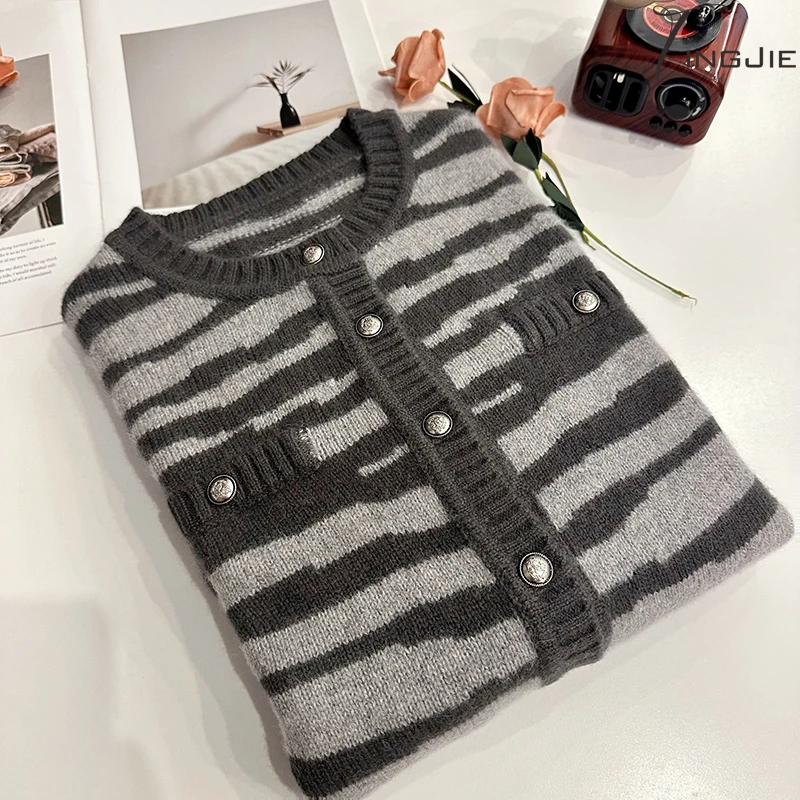 【圣特罗】高级感气质小香风针织开衫外套女上衣B999