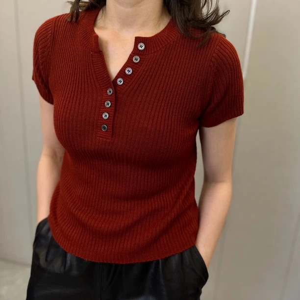 JJ Fashion 灰红两色 y领8扣 针织羊毛短袖