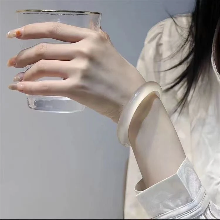 时尚气质香槟金手镯高冰高透