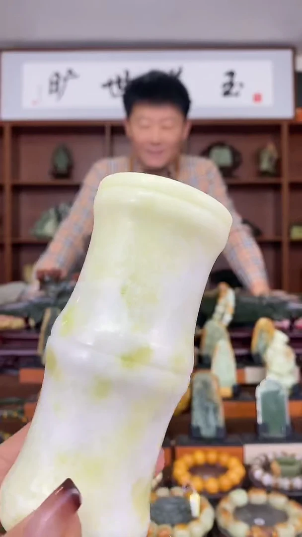 【闪购商品】蛇纹石玉笔筒未镶嵌多样式发货随机发一