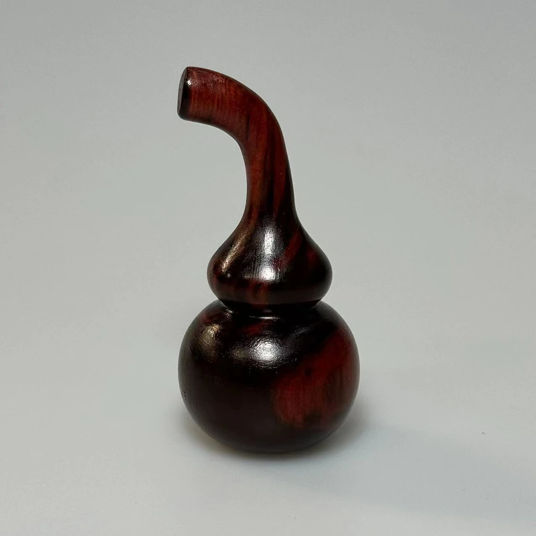 大红酸枝葫芦小摆件(弯头）尺寸：3.5*6cm XT677