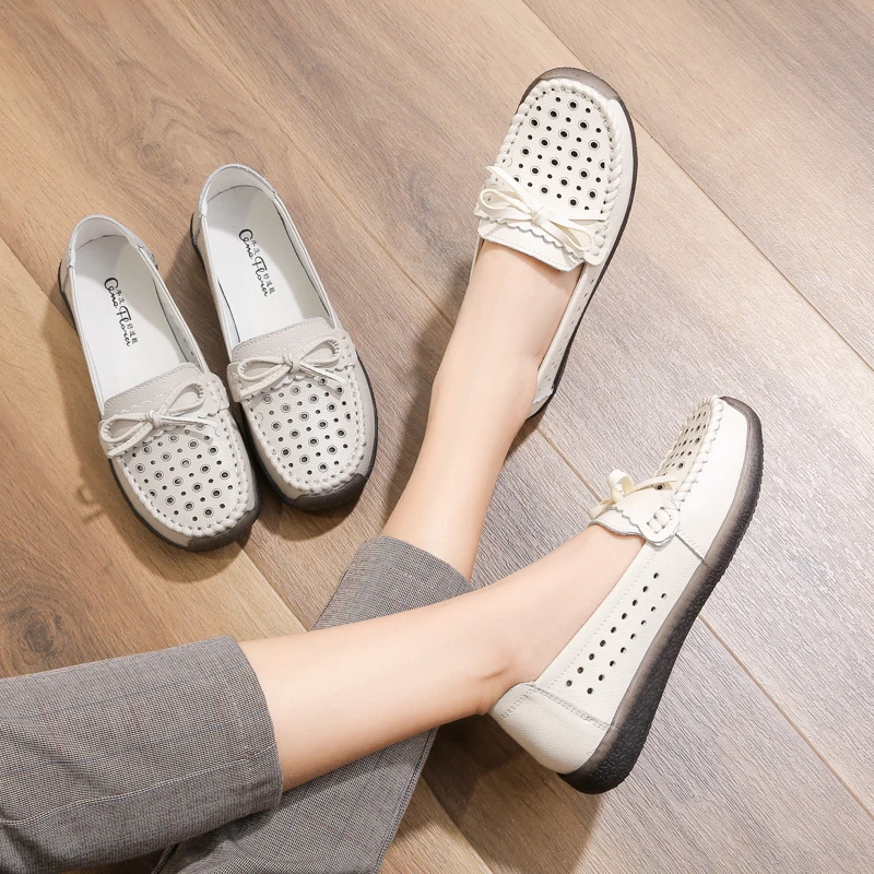 春夏新款真皮中年女士百搭洞洞凉鞋透气妈妈鞋中老年人镂空单皮鞋