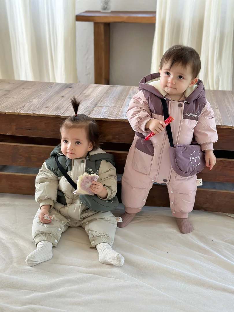 宝宝婴幼儿加厚保暖婴儿冬季ol运动风字母熊带包白鸭绒羽绒服2433